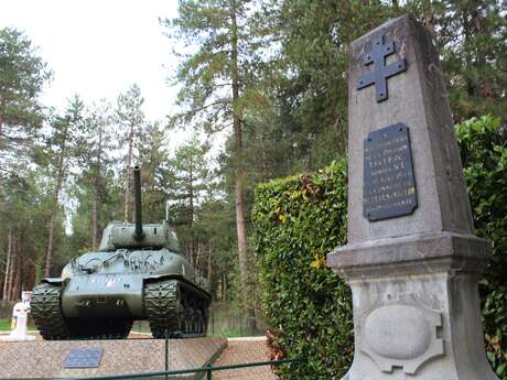 CHAR SHERMAN 2E DB DU GÉNÉRAL LECLERC ET MONUMENTS DE LA LIBÉRATION - MÉZIÈRES SUR PONTHOIN