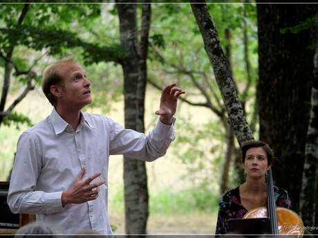 Spectacle "Il était une feuille" en forêt de Chandelais