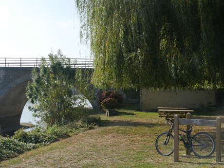 AIRE DE PIQUE-NIQUE DE CHAMBELLAY SUR LE HALAGE DE LA MAYENNE