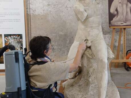 Restauration ouverte au public au musée Jules Desbois à Parçay-les-Pins