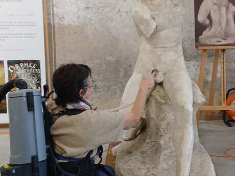 Restauration d'oeuvre d'art ouverte au public au musée Jules Desbois à Parçay-les-Pins