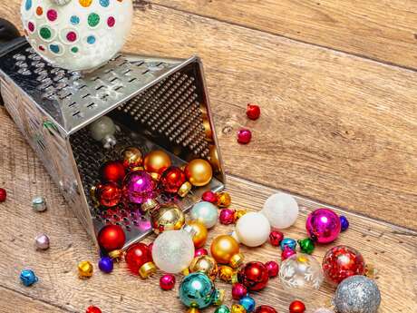Création de boules de noël à la médiathèque