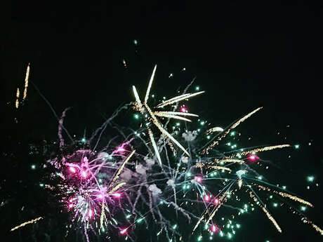 Soirée conviviale avec musique, repas et feu d'artifice à Dénezé-sous-le-Lude