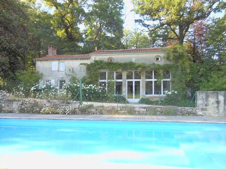 LA BOULANGERIE MAISON POUR 11 PERSONNES AVEC PISCINE PRIVÉE À VOUVANT (85)