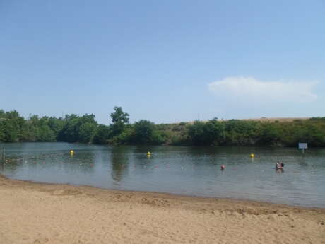 Plage et base de loisirs du parc Saint-Blaise à Noyant-la-Gravoyère