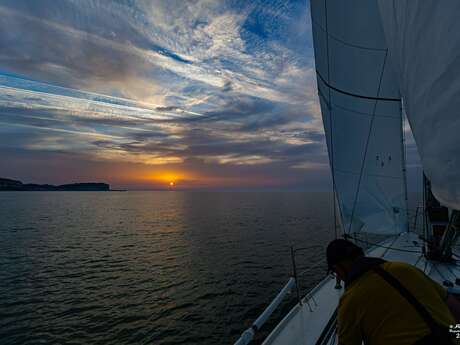 Coucher de soleil sur un voilier au large de Saint-Valery-en-Caux