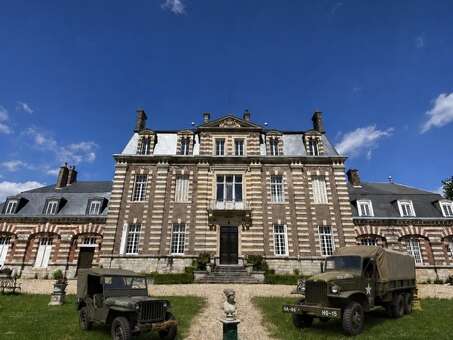 Campement et exposition de véhicules militaires