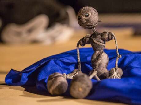 Meʁ Danse et objets marionnettiques par la Compagnie Sous les sabots d’un cheval