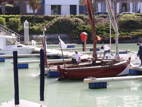 Balades dans le port de plaisance sur des anciens voiliers normands