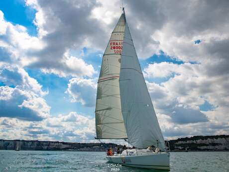 Balade en voilier le long des falaises du Pays de Caux