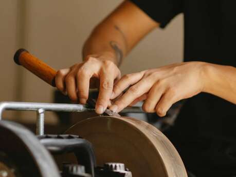 Atelier de l’Ethnothèque : affuter ses outils de coupe