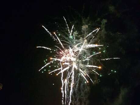 Repas, Retraite aux flambeaux et feu d'artifice à Cressy