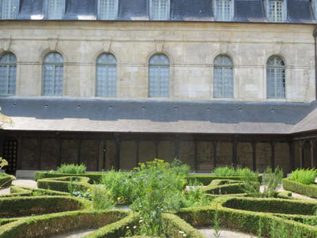 Visite flash : le cloître de l'Abbaye de Montivilliers