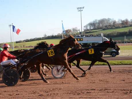Courses hippiques à l'hippodrome de Mauquenchy