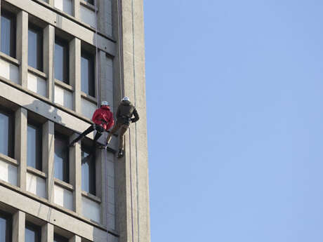 Sport : Descente en rappel de la tour de l'hôtel de ville