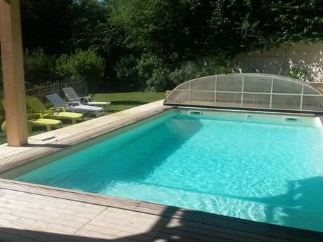 Maison en pierres et son moulin à eau avec piscine et spa