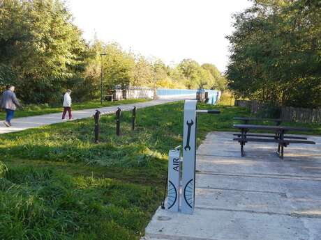 Aire d'arrêt vélo du pont bleu à Segré