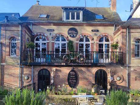 Madame Moustache - café cantine