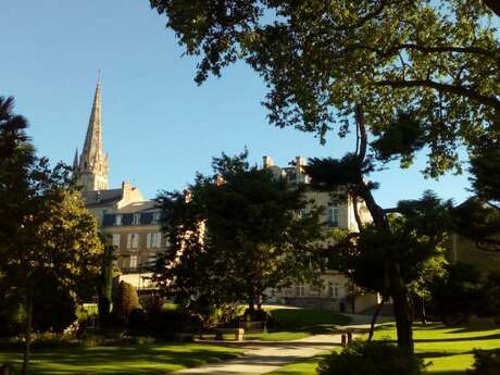 Semaine de l'environnement et des jardins « Découverte des petites bêtes du jardin de l’Hôtel de Ville »