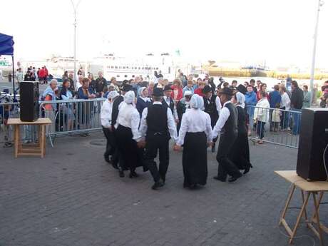 Danses folkloriques islaises avec "Autrefois mais à Yeu"