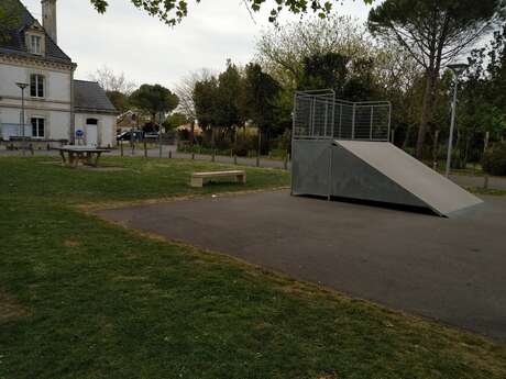 AIRE DE PIQUE-NIQUE AU CITY STADE ET SKATE PARK