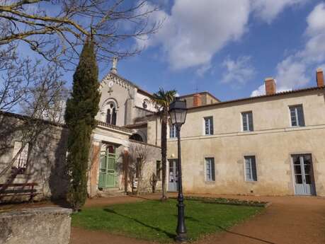 Parc de la Garenne Valentin et l'église de la Trinité à Clisson