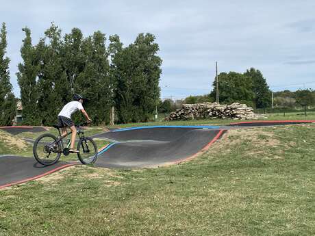 Pump track à la base de loisirs