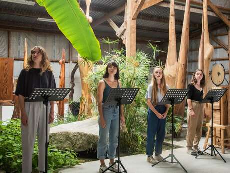 Ce que vit le rhinocéros lorsqu'il regarda de l'autre côté de la clôture - Cie 15 000 cm² de peau