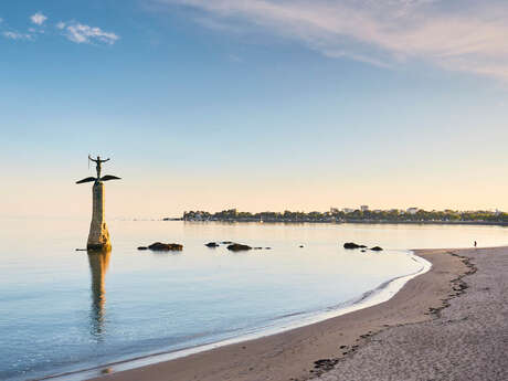 THE AMERICAN MONUMENT