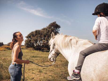 Chasse aux oeufs de pâques avec les chevaux - Cavalcoaching