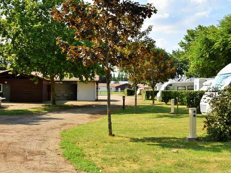 AIRE DE CAMPING-CAR - CAMPING LA "PRÉE DU PAVÉ" MOUILLERON ST GERMAIN