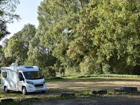 Aire de stationnement camping-car du Vieil Baugé-Le plan d'eau