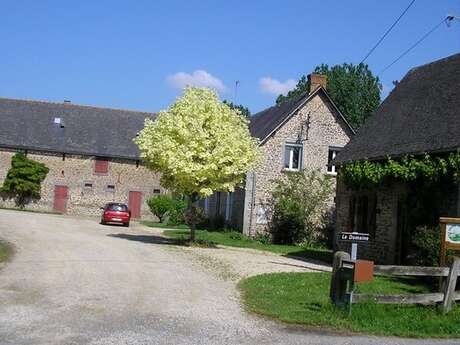 AIRE DE STATIONNEMENT LE DOMAINE