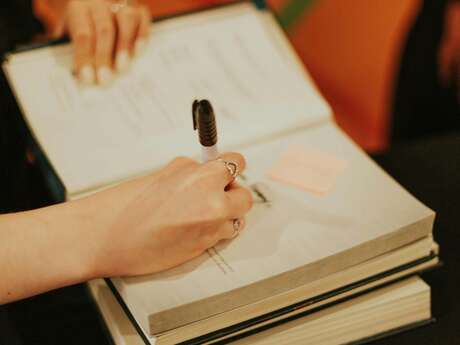Séance de signature des livres de Bénédicte Perrot