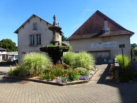 Sentier entre architecture et nature