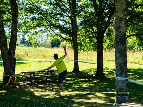 Slack-line, base de loisirs de Saint-Victurnien