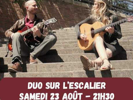 DUO SUR L’ESCALIER