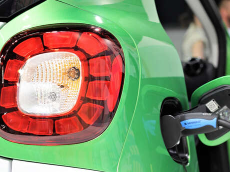 BORNE DE RECHARGE POUR VÉHICULES ÉLECTRIQUES