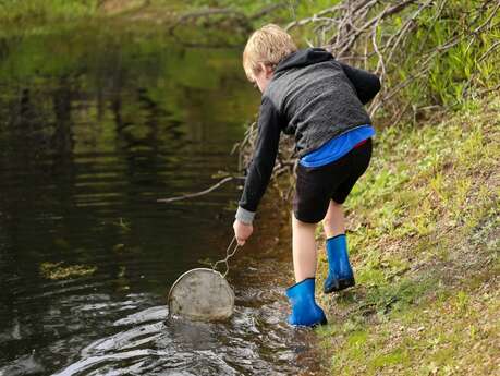 Des bottes et 1 épuisette pour une pêche des petites bêtes du ruisseau