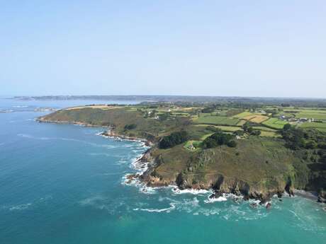 La côte de Locquémeau vue de la mer