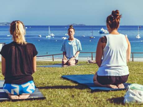 Cours de Yoga dans les jardins du Palais des Congrès