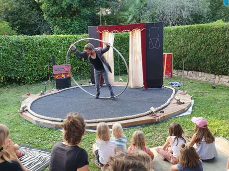 Festival Place aux Mômes: " L'attirail " de la compagnie La Plaine de Joie