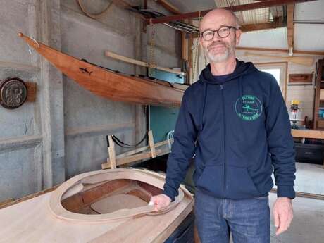 Visite guidée d'un atelier de fabrication de kayak en bois