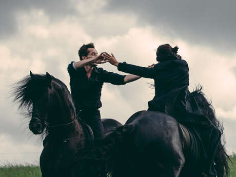Agora Pôle National Cirque - Entre chiens et loups / Théâtre du Centaure
