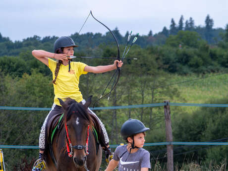 Été actif - tir à l'arc à cheval