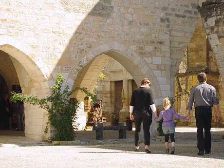 Deviens détective dans la célèbre bastide de Monpazier / Become a detective