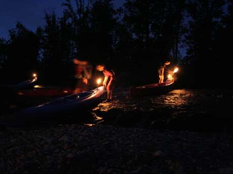 Descente nocturne aux flambeaux en canoë