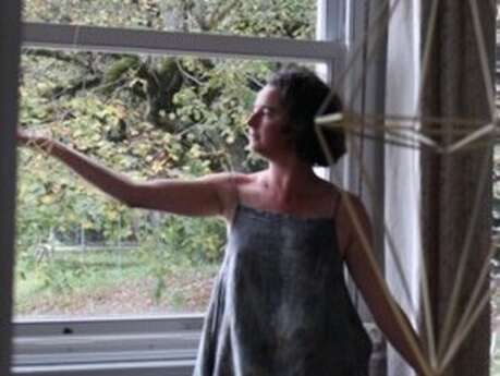 Les élèves de l'école de danse improvisent avec les «Himmelis" art Finlandais - Châteaux en fête