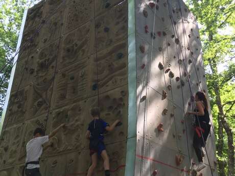 Escalade sur mur artificiel