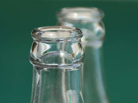 Atelier bouteilles sensorielles avec l'association  "l'atelier des Loutres"